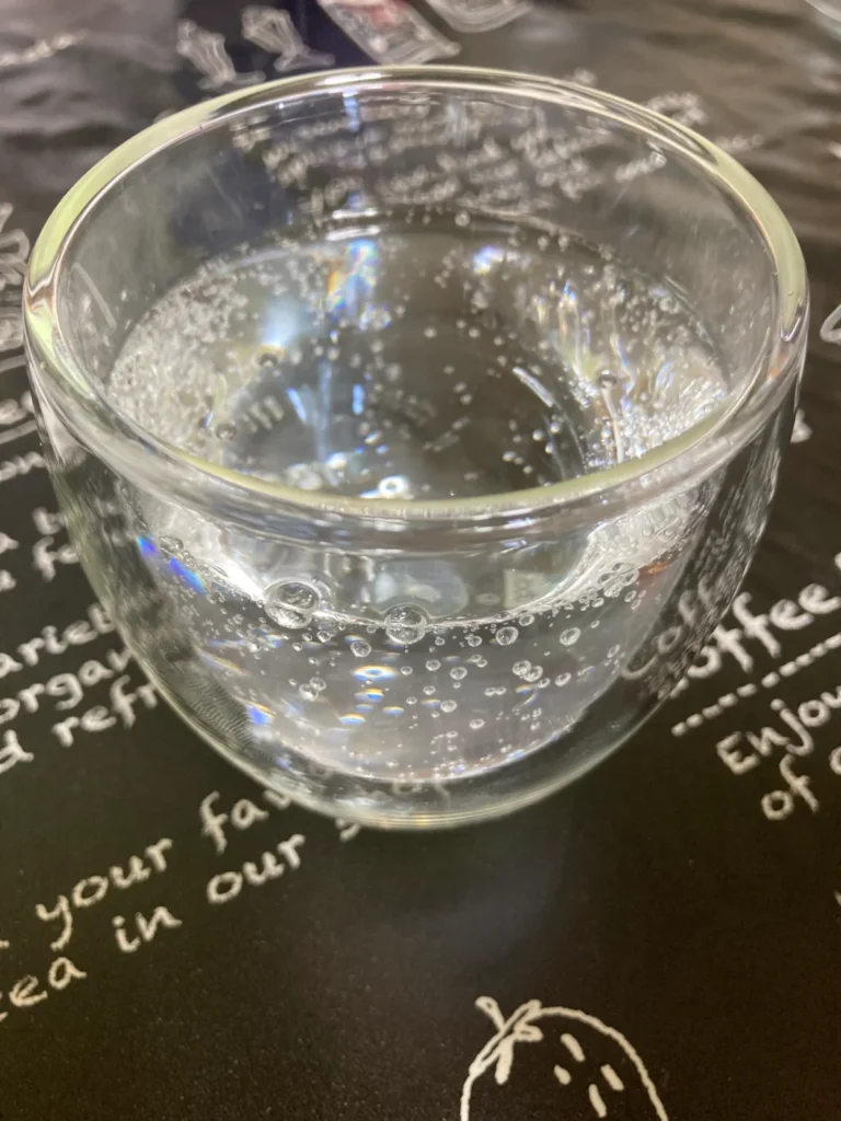 グラスに注いだ強炭酸水