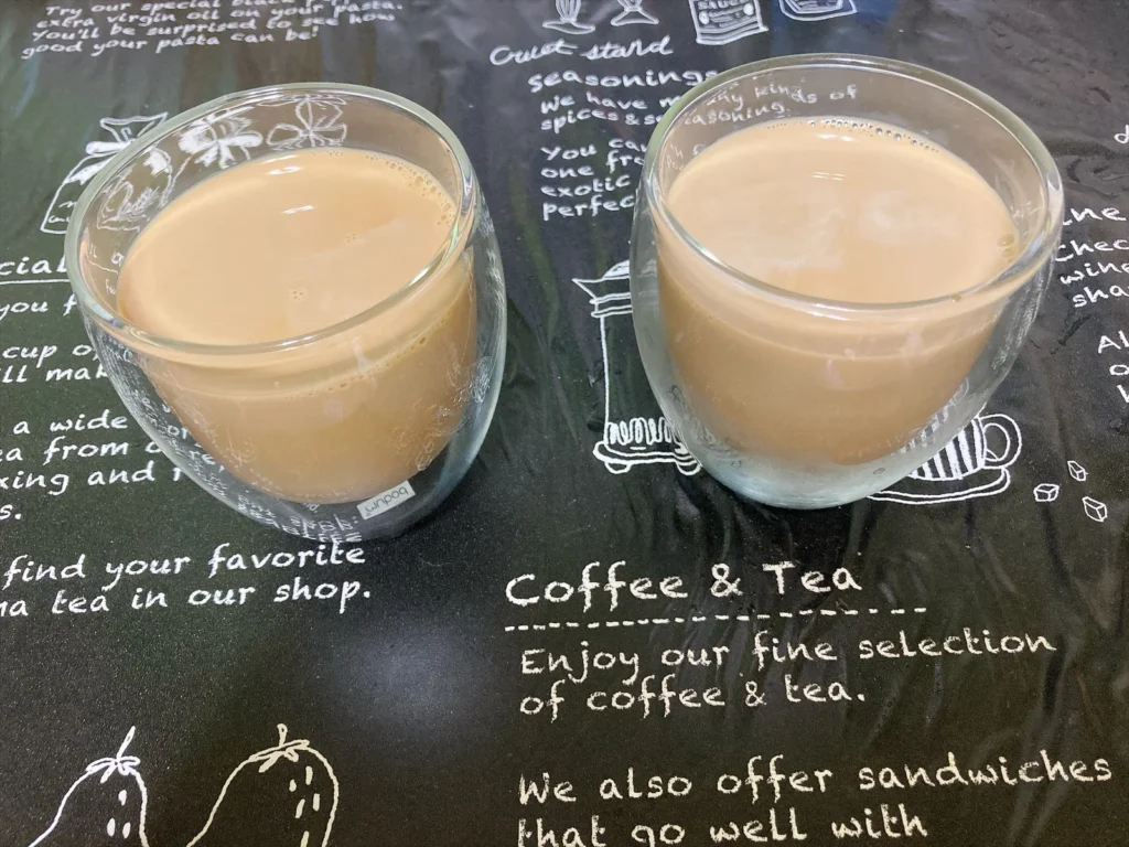 カフェインレスのカフェオレベース2種類を牛乳で割って並べた飲み比べ写真