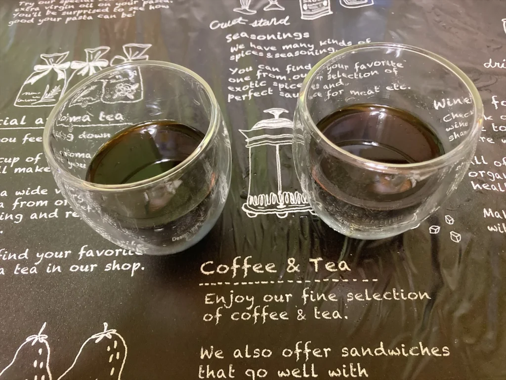カフェインレスのカフェオレベース2種類を水で割って並べた飲み比べ写真