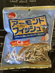 でん六 小袋アーモンドフィッシュのパッケージ正面