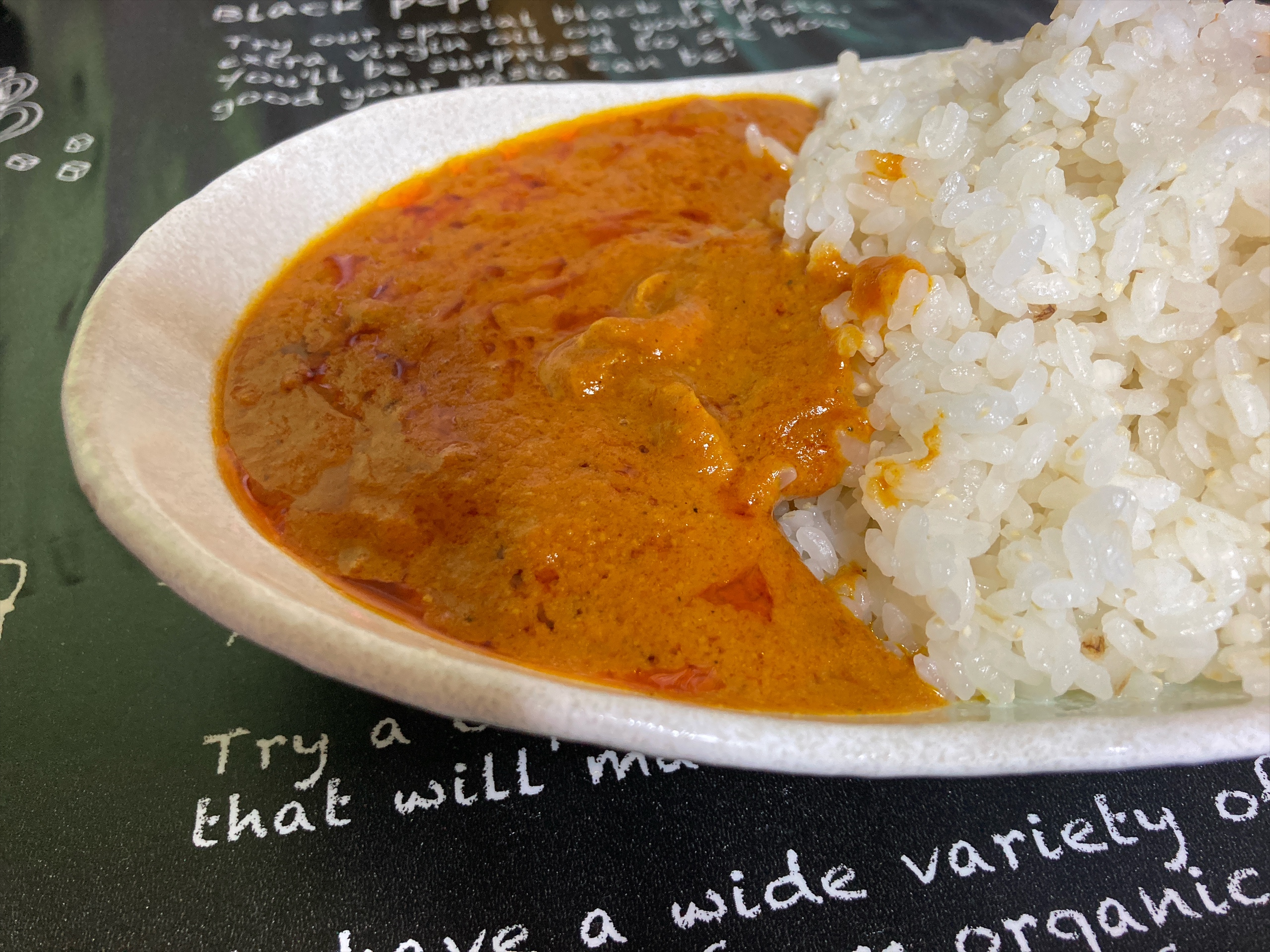 皿に盛り付けた淡路玉ねぎバターチキンカレー