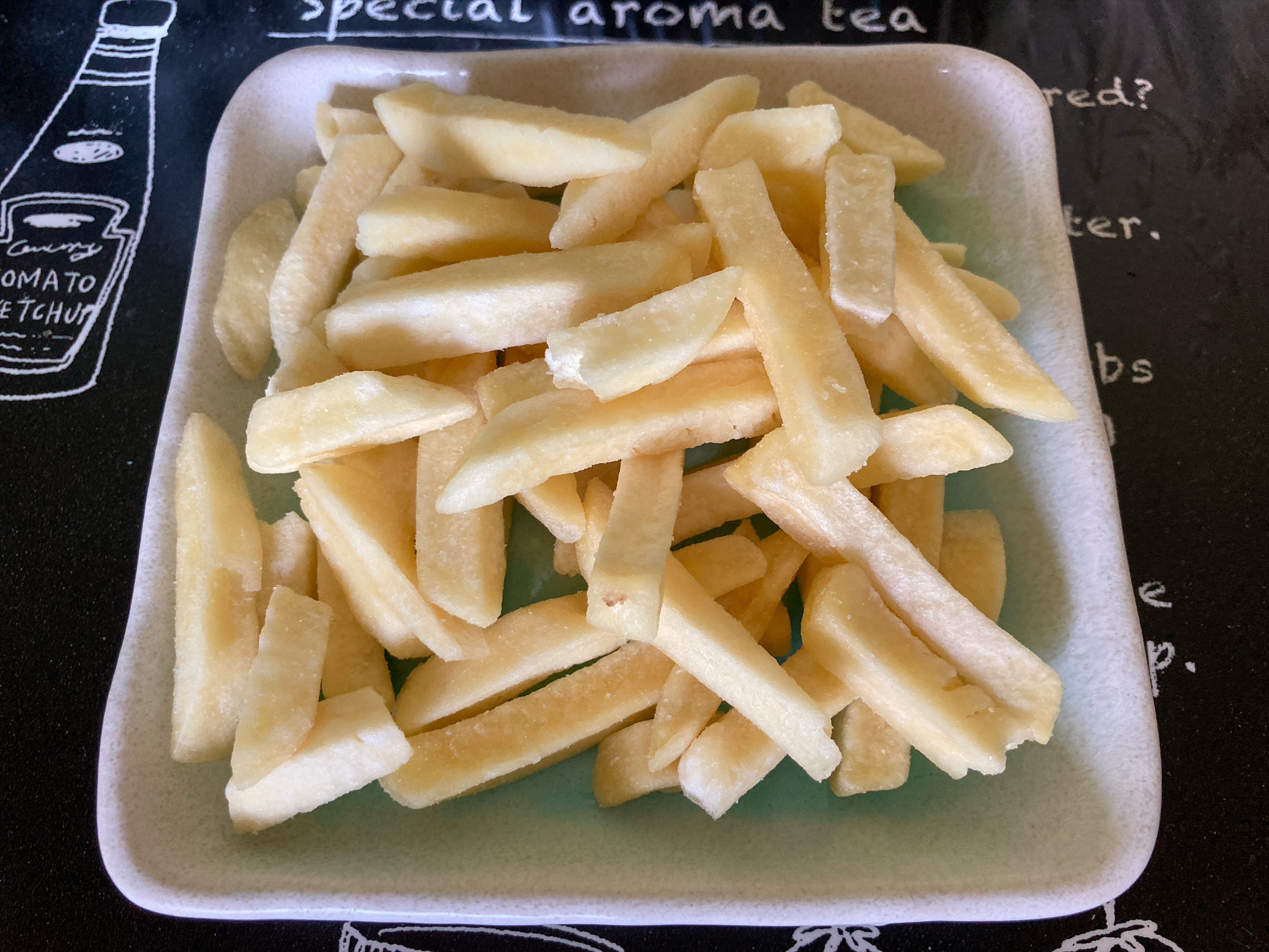 皿に盛り付けたエバスグリ モンスターポテト うす塩味