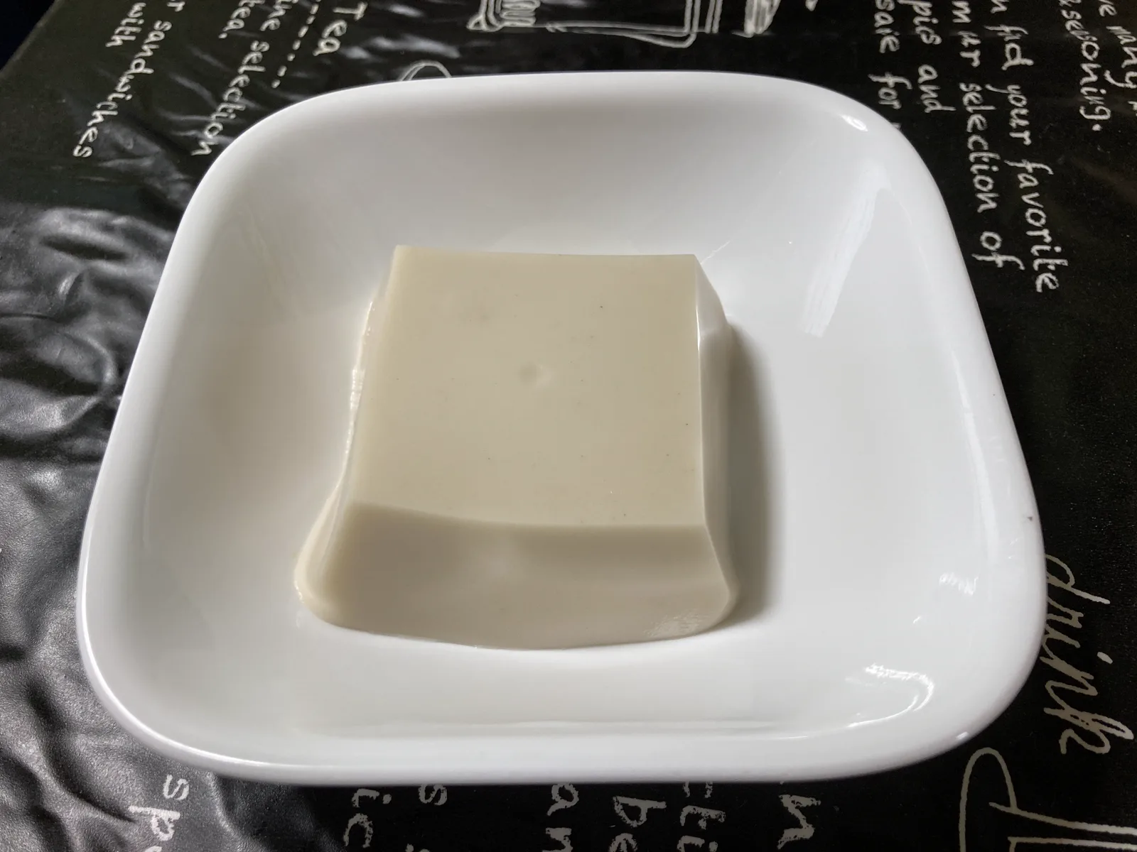皿に盛り付けたオークワマルシェの胡麻とうふ