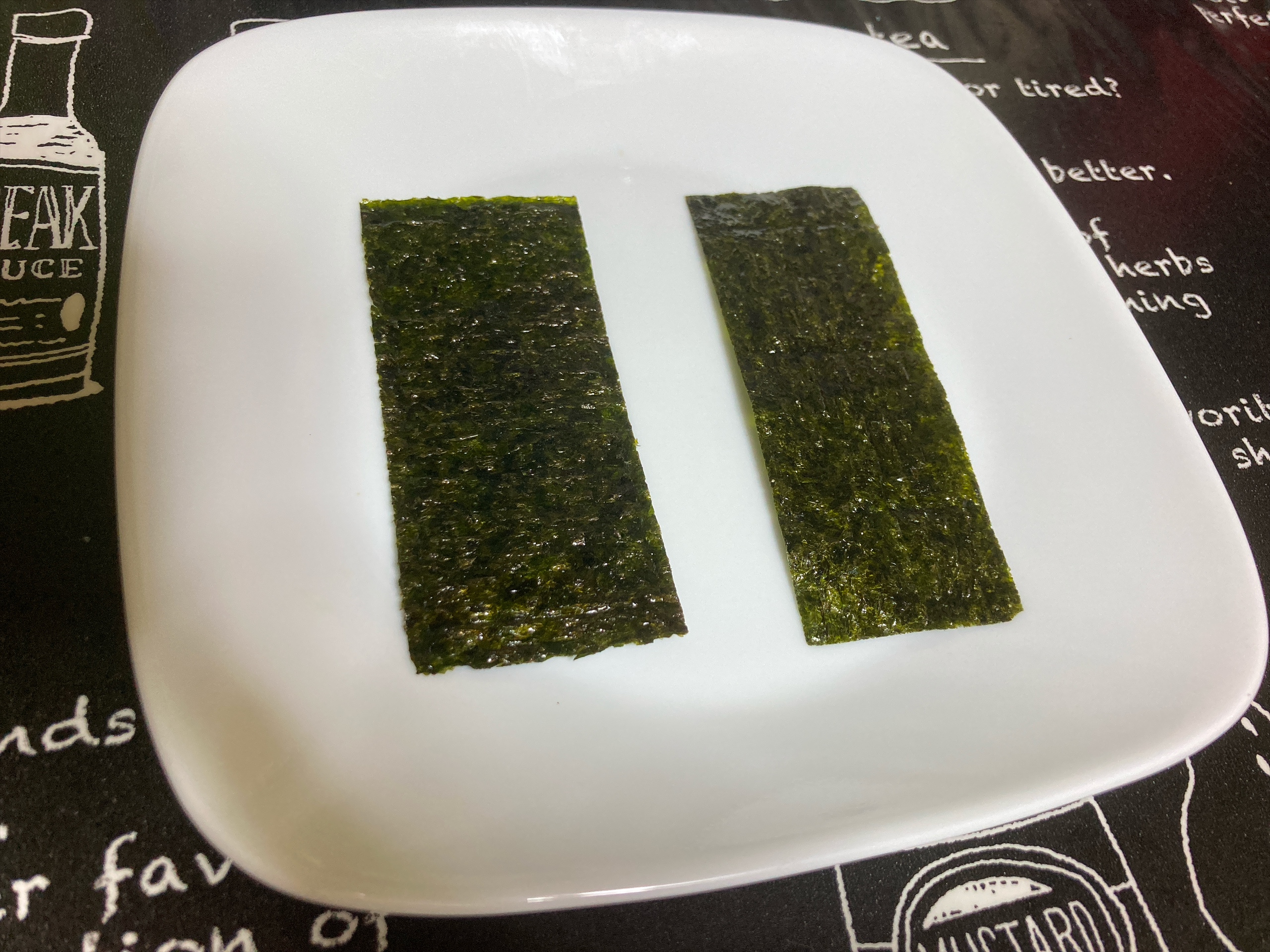 パリッこと焼き塩海苔を皿に並べて比較