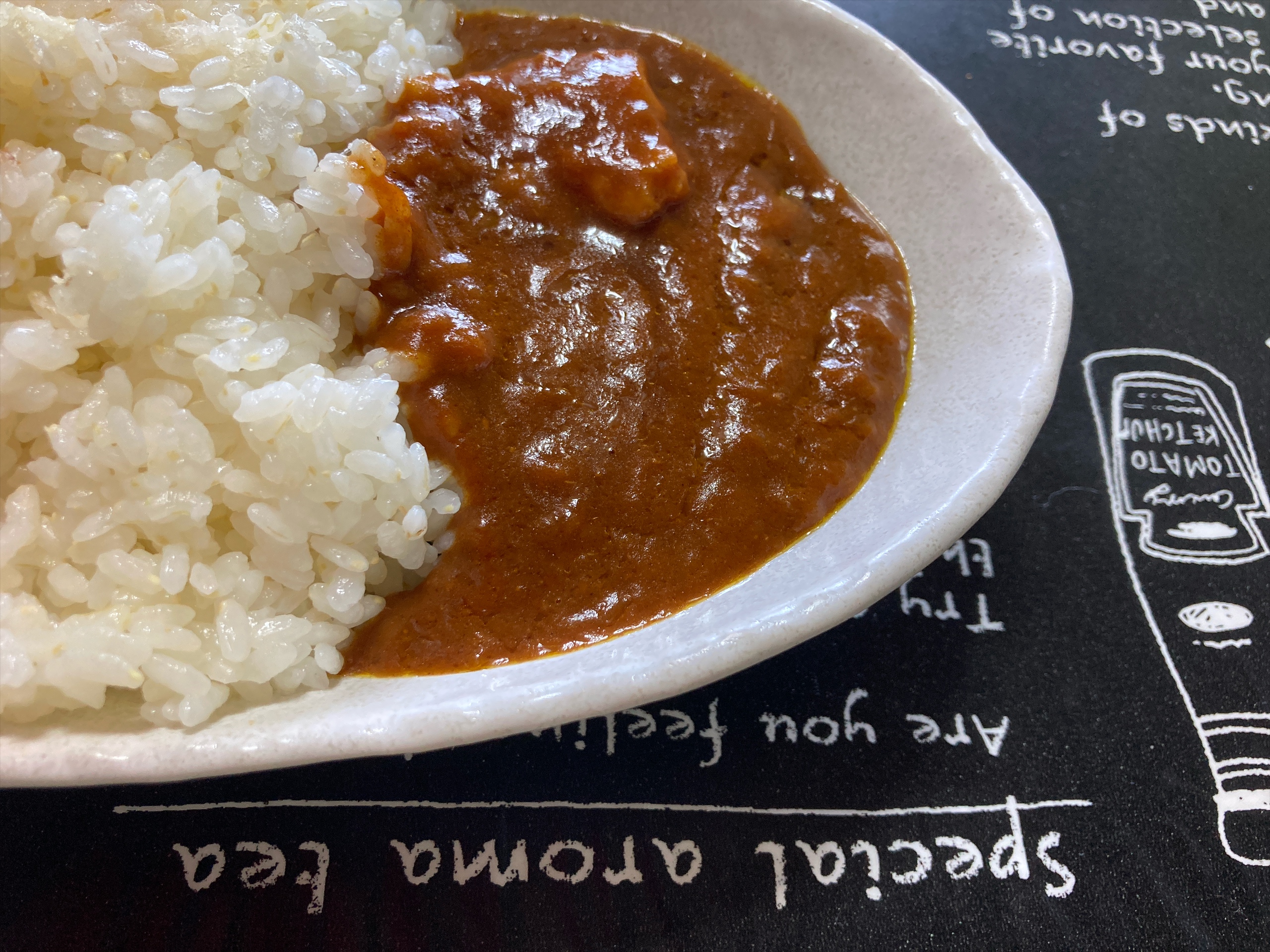 エバスグリの牛すじカレーを皿に盛り付けた様子