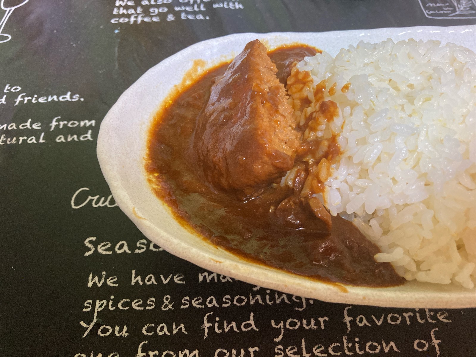 半分によそった煮込みハンバーグカレーとご飯