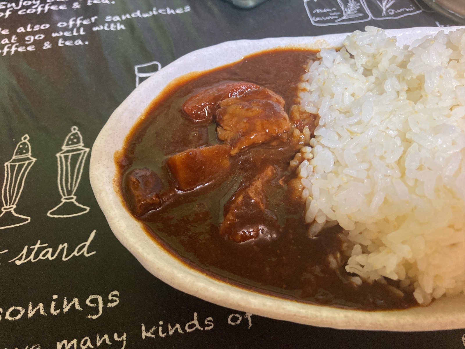 ごろっとした具材の入ったプレミアムビーフカレーとご飯